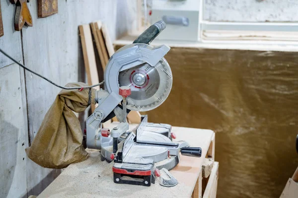 Laboratorio di falegnami. Uno scatto ravvicinato di una sega su legno. Lavorazione del legno. . Installazione per seghe. Attrezzature nella falegnameria. — Foto Stock