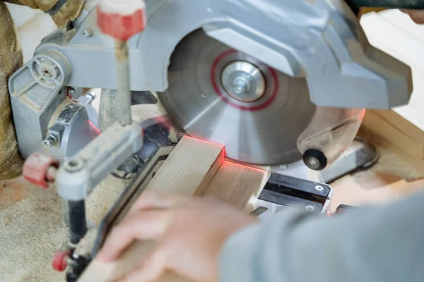 Ahşap işleme. Testerenin yakın çekimi. Tahta bir çubuk kesmek. Testere tahtaları için kurulum. Marangozluk atölyesinde ekipman.