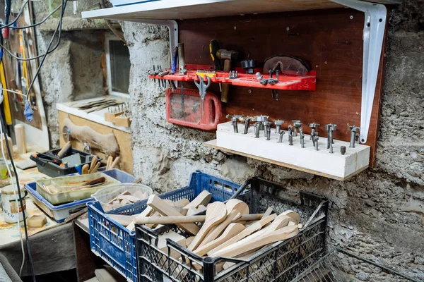 Heffen. Houtbewerking. Het snijden van een houten bar. Apparatuur in de timmerwerkplaats. — Stockfoto