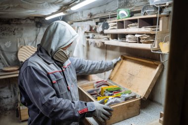 Joiner ve marangoz aletleri. Atölyede çalış. Ev eşyalarının ahşaptan yaratılması. Marangozda özel kıyafetler ve gaz maskesi. Yüksek kalite fotoğraf