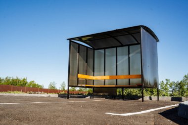 Taşıma için polikarbonat hazır. Şeffaf plastikten yapılmış otobüs durağı. Profil metal boru ve polikarbonattan yapılmış çardak. Yüksek kalite fotoğraf