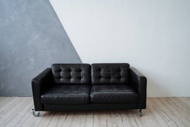 Tekerlekli siyah deri kanepe. Fotoğraf stüdyosunda minimalist mobilyalar. Modern mobilyalar, rahatlık ve konfor. Yüksek kalite fotoğraf