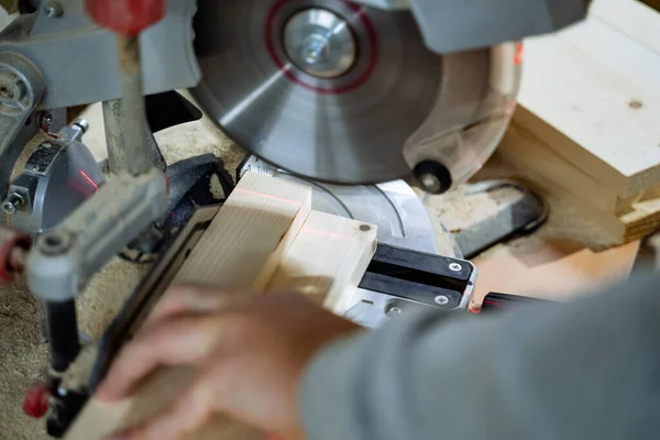 Artesanía. El proceso de procesamiento de la madera. Un plano de la sierra. Cortar una barra de madera. Instalación para aserraderos. Equipo en el taller de carpintería — Foto de Stock