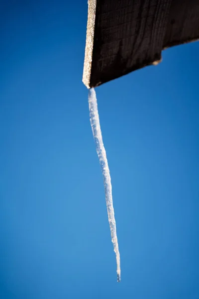 Vom Dach Hängt Ein Dünner Eiszapfen Gefrorenes Wasser Winter Winterphänomene — Stockfoto