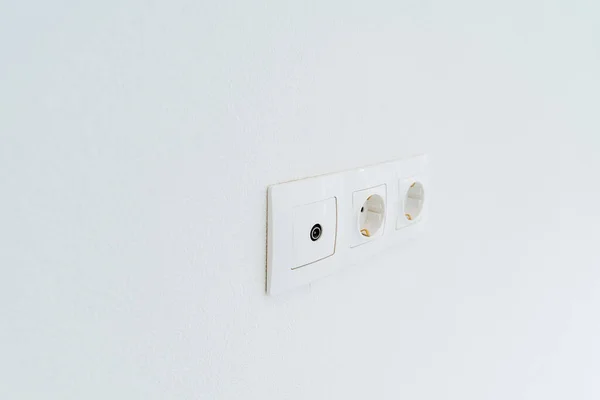 Triple Toma Blanca Con Interruptor Pared Electricidad Casa Interior Minimalista — Foto de Stock
