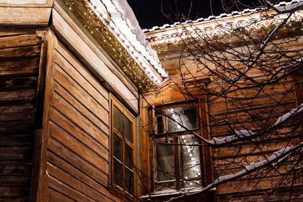 Stary Drewniany Dom Oświetlony Girlandą Noworoczny Nastrój Powietrzu Otoczenie Rzadki — Zdjęcie stockowe