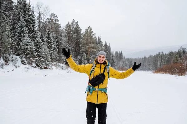 Χαμογελώντας Και Χαρούμενος Ταξιδιώτης Σακίδιο Πεζοπορίας Στην Πλάτη Του Χιονισμένο — Φωτογραφία Αρχείου