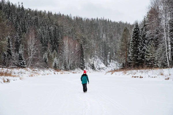 Ένας Άντρας Περπατάει Στη Μέση Μιας Παγωμένης Λίμνης Χειμώνα Πανοραμική — Φωτογραφία Αρχείου