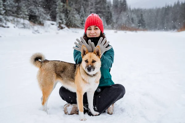 Cheerful Girl Bright Clothes Sits Her Dog Snow Portrait Dog — Stockfoto