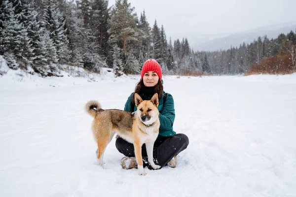 Portrait Joyful Girl Red Dog Dog Hostess Walk Snowy Valley — Stockfoto