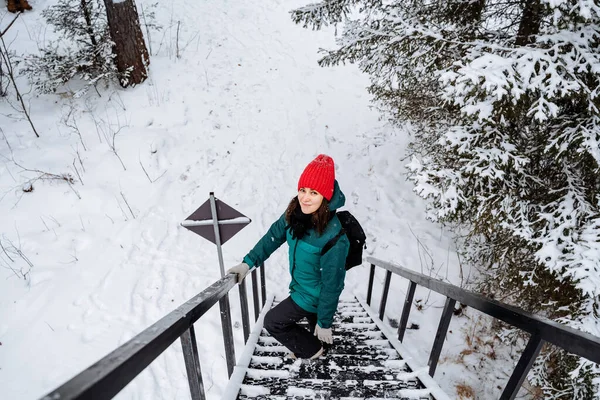 Ένα Νεαρό Κορίτσι Κατεβαίνει Τις Σκάλες Στο Δάσος Ένα Χιονισμένο — Φωτογραφία Αρχείου