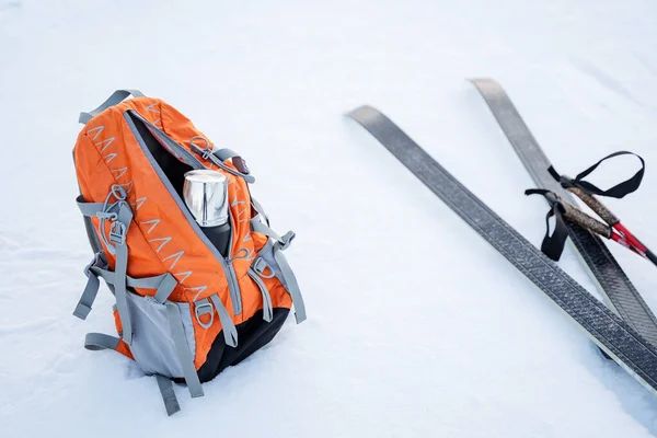 スキーは昼食のために止まった バックパックはスキーとポールのペアの横に雪の上にあります 軽食のためのお茶と魔法瓶 冬のハイキングのためのキャンプ用具 高品質の写真 — ストック写真