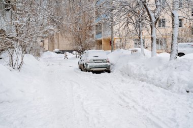 Large snowdrifts in the city. Clearing snow debris. Snow removal on city streets. Utilities. Clean the snow. A large snowdrift is piled up. High quality photo