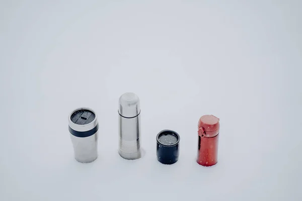 Вакуумні Термоси Різних Типів Розмірів Металеві Пляшки Гарячих Високоякісна Фотографія — стокове фото
