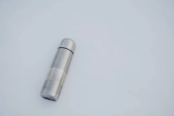 Gray Thermos Fell Snow Vacuum Cup Lies Snow Winter High —  Fotos de Stock