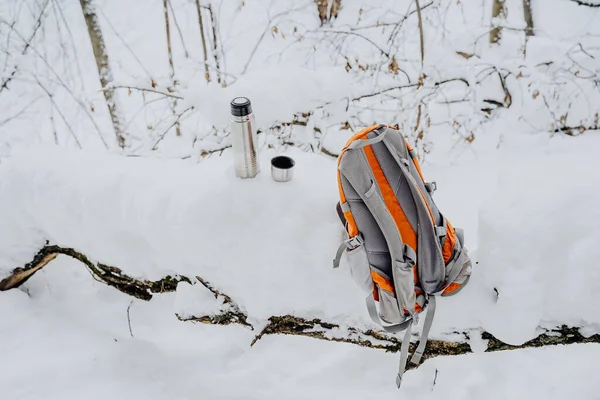 Thermos Mug Backpack Lies Snow Stop Road Lunch Stop Route — Stockfoto