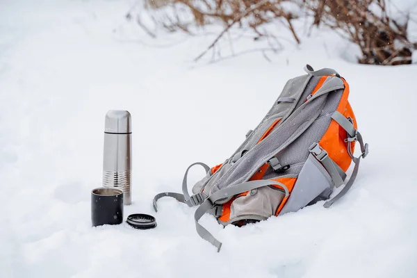 Thermos Hot Tea Backpack Lying Snow Tourist Things Stand Snow — Stockfoto