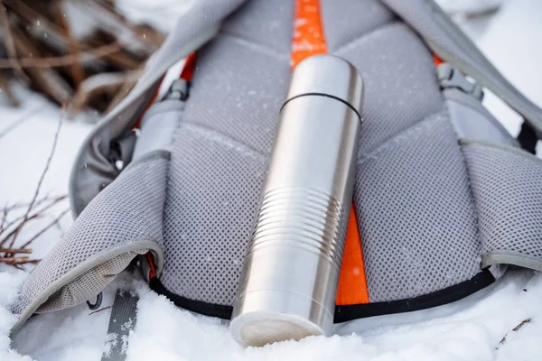 Thermos Background Backpack Thermo Mug Lies Snow Camping Equipment Camping — Fotografia de Stock