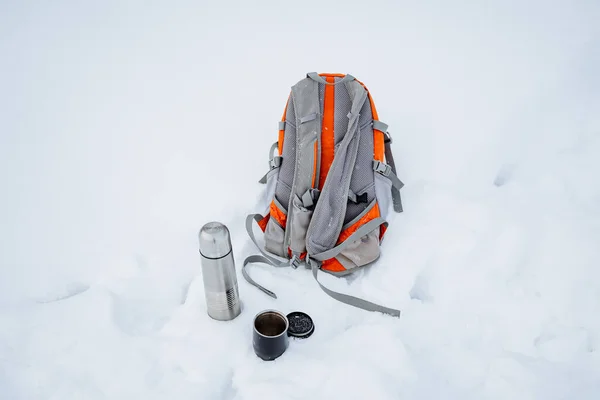 Equipamiento Para Senderismo Invierno Termo Una Mochila Vaso Yacen Nieve — Foto de Stock