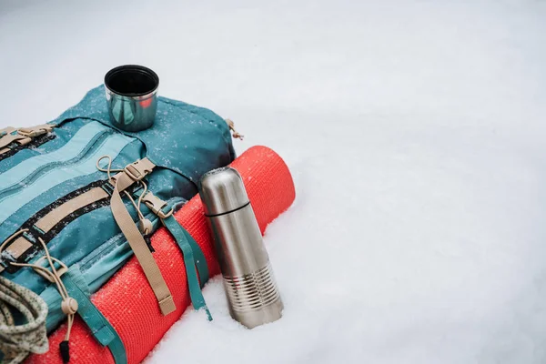 Туристичний Рюкзак Лежить Снігу Червоний Килимок Кріпиться Збоку Поруч Ним — стокове фото