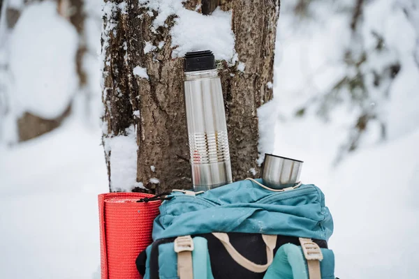 Turist Ryggsäck Ligger Snön Röd Matta Fastsatt Sidan Termos Bredvid — Stockfoto