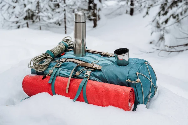 Uma Mochila Turística Fica Neve Tapete Vermelho Preso Lado Uma — Fotografia de Stock