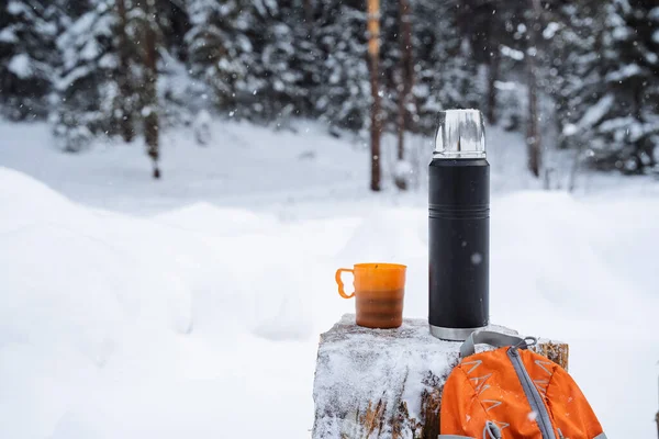 Svart Matt Termos Orange Ryggsäck För Vandring Och Mugg Med — Stockfoto