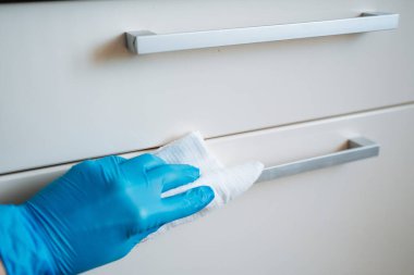 Mikropların yüzey tedavisi. Eldivenli el koruması. Odanın dezenfekte edilmesi, ıslak temizleme. Evdeki temizliği diyorum. Başkalarını önemsemek. Yüksek kalite fotoğraf