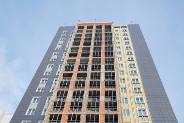 Yüksek binalı faşit onarımı, evin dış duvarının yalıtımı. Pencere çerçeveleri için metal profil. Uzun bir evin inşaatı. Mineral pamuk. Yüksek kalite fotoğraf