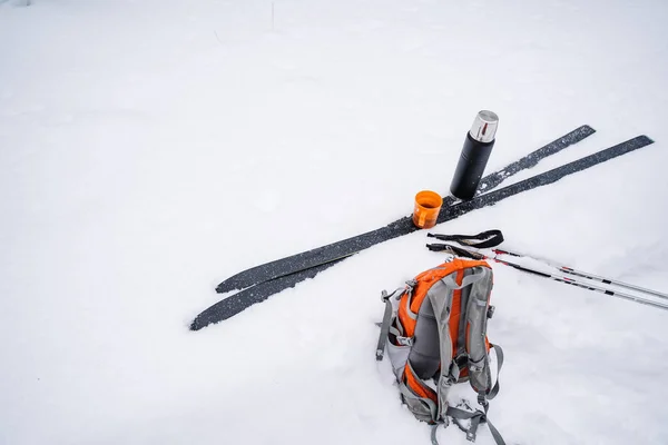 Thermos Nero Con Una Tazza Poggia Sugli Sci Nella Neve — Foto Stock