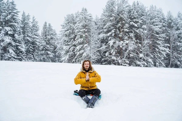 Hombre Feliz Regocija Nevada Hombre Sienta Nieve Meditación Vista Panorámica — Foto de Stock