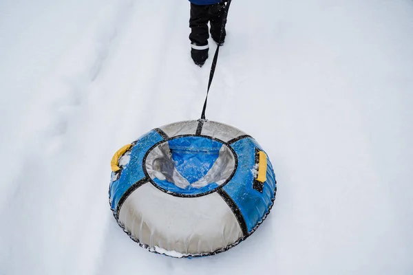 Tubing vatrushka. Entretenimiento de invierno en la diapositiva. Trineo inflable en la nieve o en el agua. —  Fotos de Stock