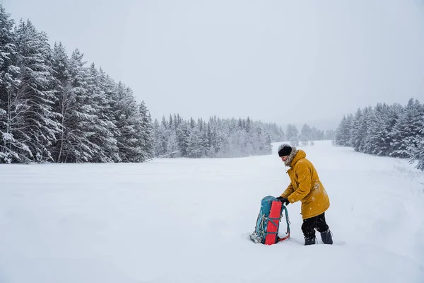 Γενναίος Ταξιδιώτης Σακίδιο Στο Πίσω Μέρος Του Ταξιδιώτη Χιονισμένο Δάσος — Φωτογραφία Αρχείου