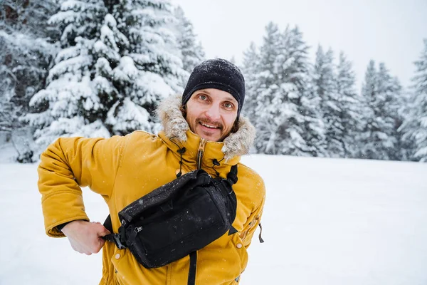 Χαμογελαστή Και Ευτυχισμένη Ταξιδιώτη Τσάντα Ζώνη Χιονισμένο Δάσος Και Πέτρες — Φωτογραφία Αρχείου