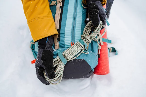 Яскравий Пішохідний Рюкзак Лежить Снігу Скелелазіння Прив Язане Рюкзака Бічному — стокове фото