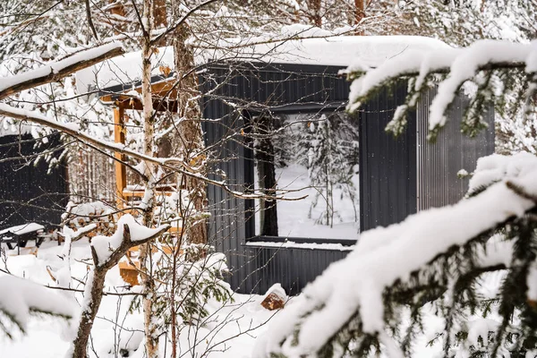 Kışın Ormanda Koyu Metal Hafif Ahşaptan Yapılma Modüler Bir Şehir — Stok fotoğraf