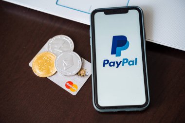 Rusya Ufa Şubat 2022: Ana kart ve ödeme sistemleriyle şifreli para değişimi. Telefondaki kripto dünyası, para zincirleme teknolojisi. Plastik kart. Yüksek kalite fotoğraf