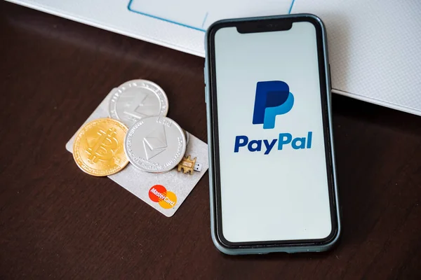 Rusya Ufa Şubat 2022: Ana kart ve ödeme sistemleriyle şifreli para değişimi. Telefondaki kripto dünyası, para zincirleme teknolojisi. Plastik kart. Yüksek kalite fotoğraf