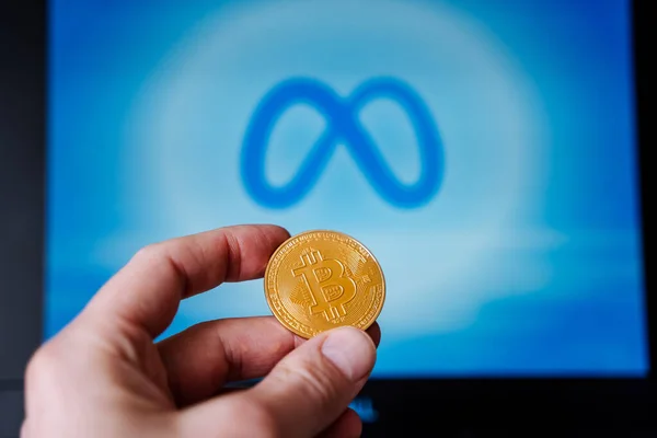 Rusya Ufa Şubat 2022: Logonun arka planında Bitcoin. El kripto para birimini tutuyor. Modern zamanların elektronik altınları. Yüksek kalite fotoğraf