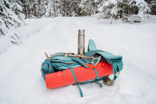 Equipo Senderismo Una Brillante Mochila Senderismo Encuentra Nieve Termos Con —  Fotos de Stock