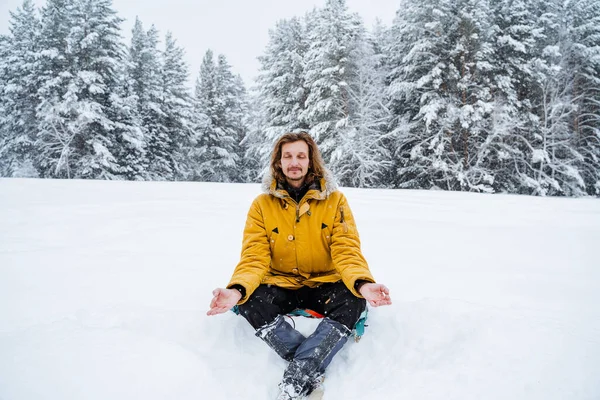 Ένας Ευτυχισμένος Άνθρωπος Χαίρεται Χιόνι Ένας Άντρας Κάθεται Στο Χιόνι — Φωτογραφία Αρχείου