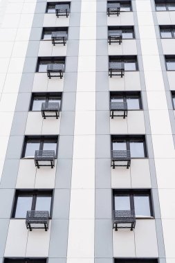 Şehirde modern bir apartman. Ön cepheyi kaplamak için elyaf beton paneller. Her dairede klima var. Perspektifle çerçevele. Yüksek kalite fotoğraf