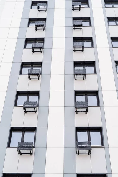 Şehirde modern bir apartman. Ön cepheyi kaplamak için elyaf beton paneller. Her dairede klima var. Perspektifle çerçevele. Yüksek kalite fotoğraf