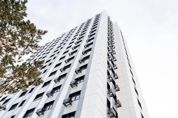 Een Appartementencomplex Hoog Lucht Bomen Bij Het Wooncomplex Gebouw Van — Stockfoto