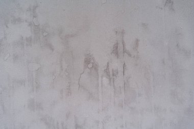 Lekeli beyaz bir duvar. Putty 'nin önündeki duvar. Yaşayan dördüncülerin yenilenmesi, desenli yüzey, soyut çizim. Duvarda ıslak lekeler, lekeler. Yüksek kalite fotoğraf