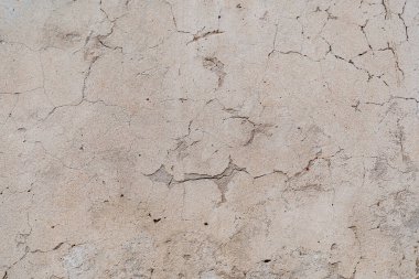 Çatallı eski püskü bir duvar. Alçıyı soyuyordum. Eski binanın sokak duvarları. Yaşam alanlarının yenilenmesi. Dokulu yüzey, soyut çizim. Yüksek kalite fotoğraf