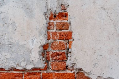 Duvara yakın çekim. Tuğla duvar kalın bir çimento tabakasıyla kaplıdır. Kalitesiz inşaat işi. Kırmızı tuğla duvar. Yüksek kalite fotoğraf