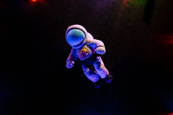 Figura Astronauta Feito Argila Polímero Sobre Fundo Preto Tiro Minimalista — Fotografia de Stock