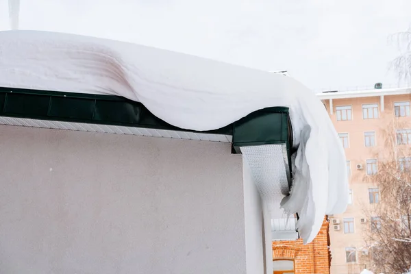 Schneewehen Hängen Vom Dach Schneeblöcke Der Fassade Des Gebäudes Straßenreinigung — Stockfoto