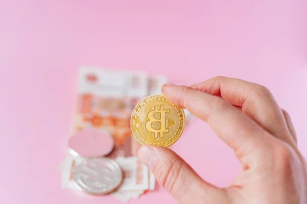 Ellerinde Bitcoin var. Büyüyen kripto para piyasası. Ethereum ve Bitcoin karşılığında Rus para değişimi. Nasıl yatırım yapılır. Rubey değiş tokuşu. Yüksek kalite fotoğraf
